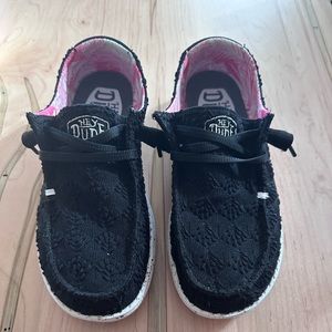 Hey Dude ladies size 6. Excellent